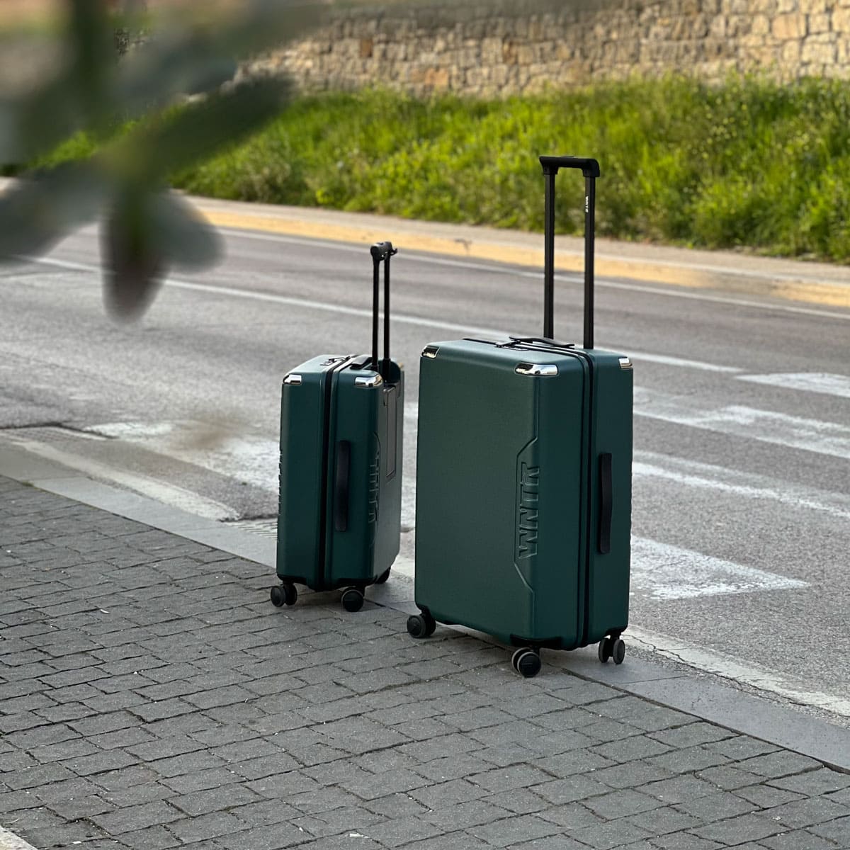 WNTR travel suitcase set
