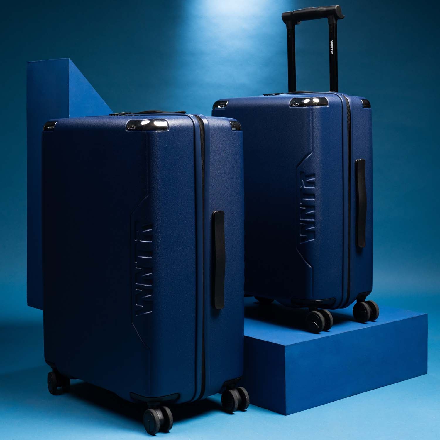 Hard trolley bag medium size with reinforced corners